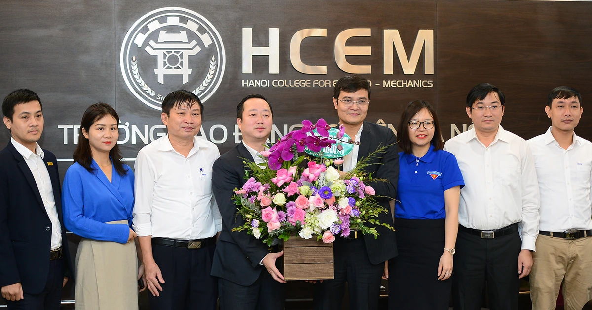 Lãnh đạo Trung ương Đoàn ghé thăm, tặng hoa thầy cô trường CĐ Cơ điện Hà Nội ngày 20/11