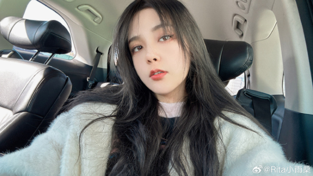 Nữ streamer xinh đẹp đứng hình vì fan cuồng hỏi mua đồ cũ làm "túi thơm", sốc không nói nên lời