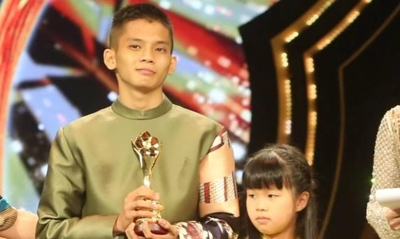 Bí mật về anh con trai nuôi lên nhận giải Mai Vàng thay cố ca sĩ Phi Nhung