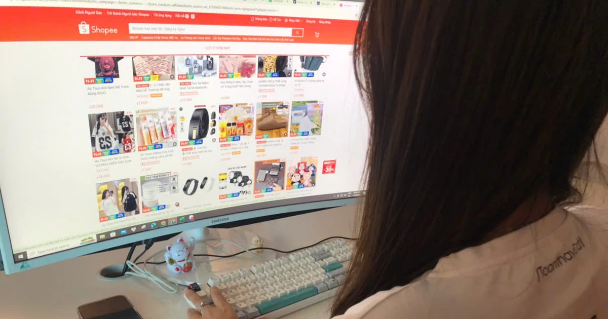 Cơn sốt "săn sale" của Gen Z: Giải pháp tiết kiệm hay cái bẫy 'rỗng túi' cuối tháng?