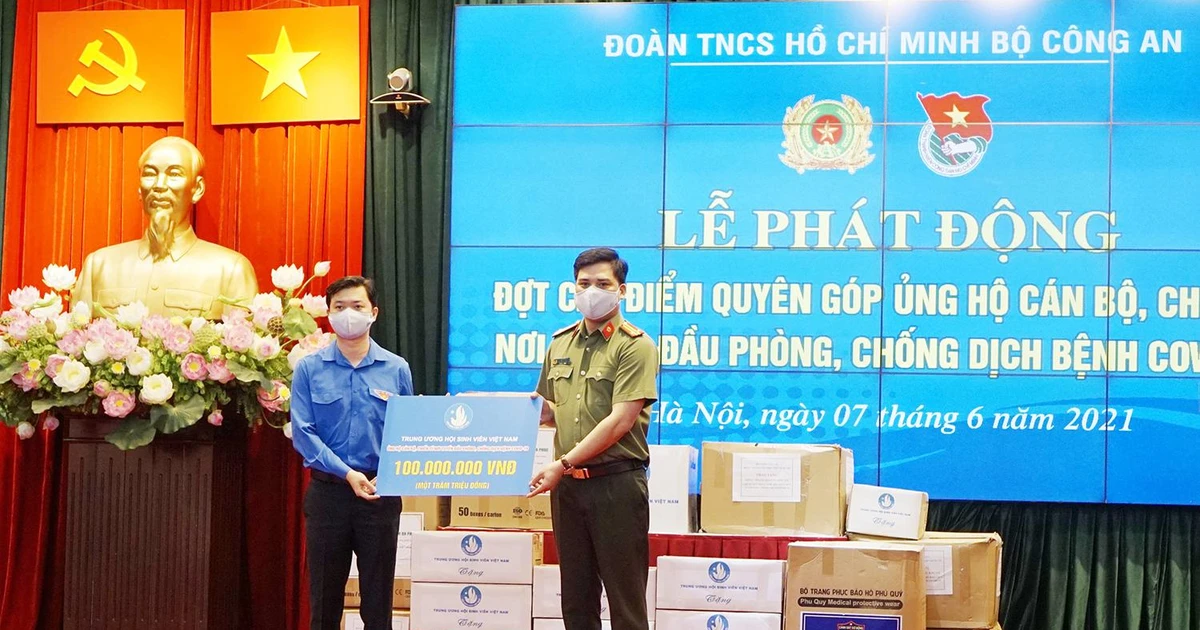 Chung tay cùng anh em chiến sĩ áo xanh đánh bay COVID-19