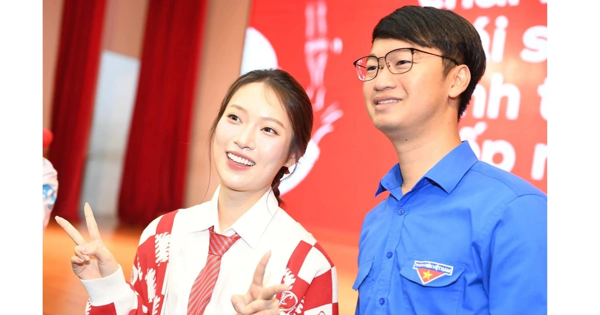 Xả chai nhựa còn được tiền, sinh viên ĐH Quốc tế Hồng Bàng "cháy" hết mình với chiến dịch xanh
