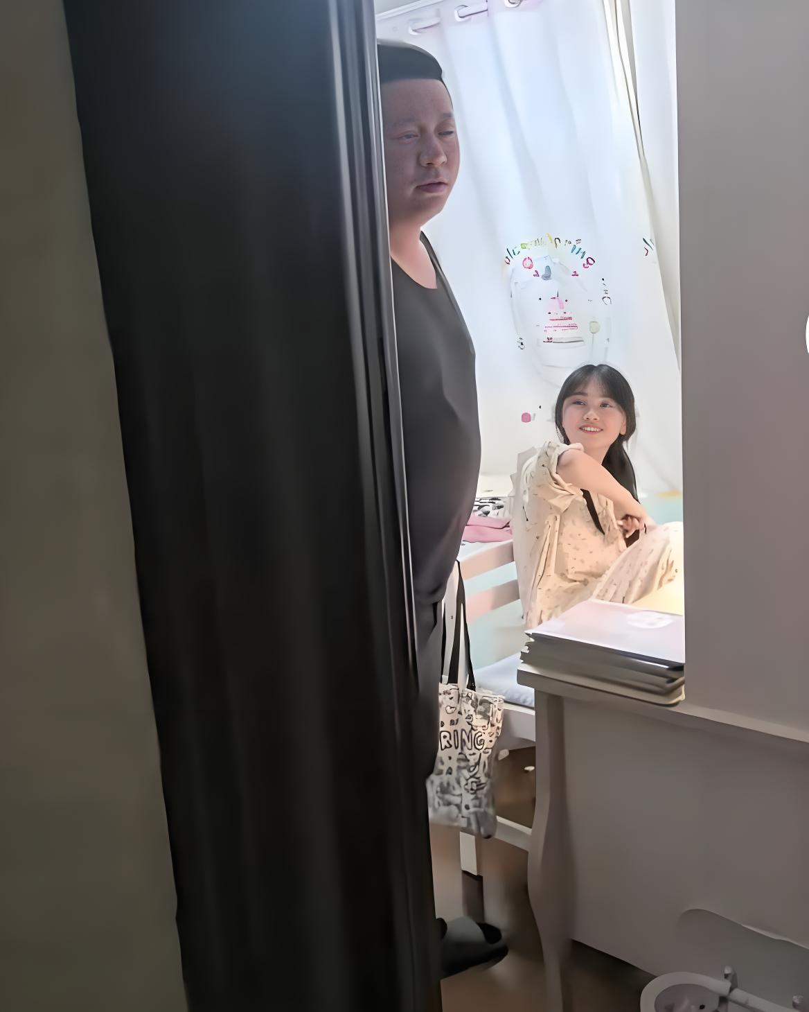 Bố Ôm Con Gái Tuổi Teen Sau Tiệc Nhậu: Yêu Thương Hay Vượt Ranh Giới?