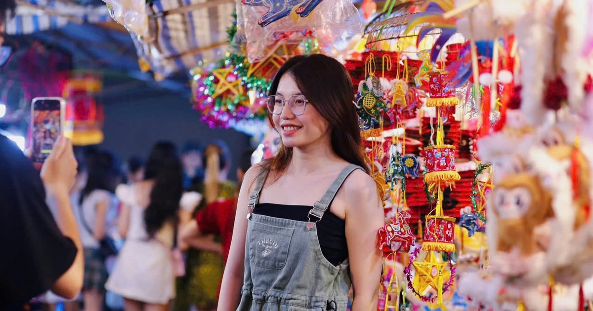 Phố lồng đèn Sài Gòn đông nghẹt thở, giới trẻ đổ xô đi sống ảo trước Tết Trung Thu