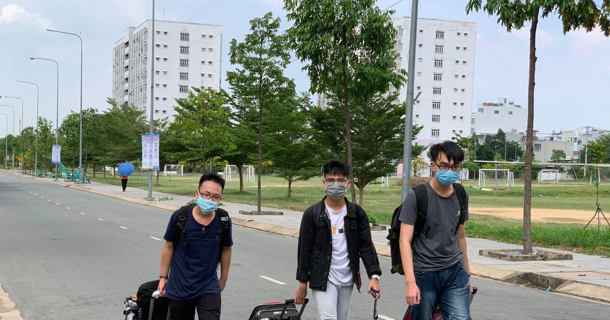 KHẨN: Tất cả sinh viên phải rời KTX ĐHQG TP.HCM ngay, chuẩn bị làm khu cách ly