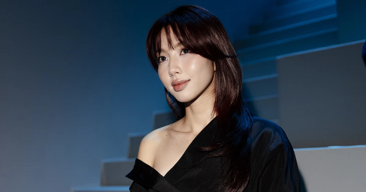 Hoa hậu Thùy Tiên flex tóc đỏ cực gắt, cài móc khóa nón lá sang chảnh tại Paris Fashion Week