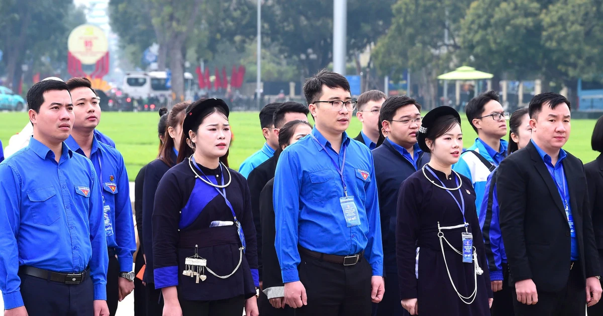 100 cán bộ Đoàn xuất sắc toàn quốc báo công dâng Bác