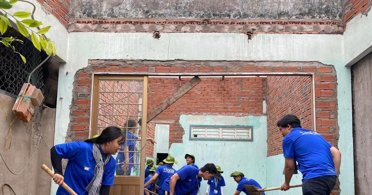 Sinh viên tình nguyện 'Mùa Hè Xanh' xây dựng 'Nhà Thanh niên' tại xã đảo Thạnh An
