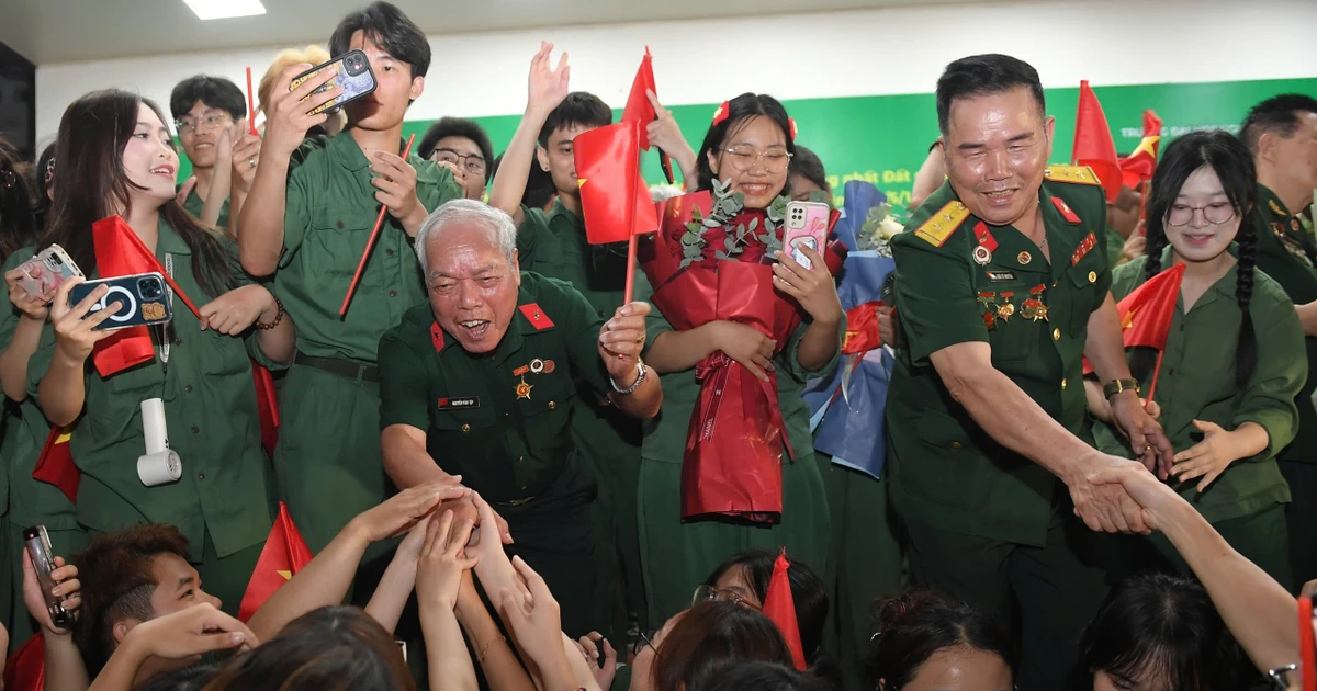 Gần 3.000 bạn sinh viên "nhận nhiệm vụ" truyền lửa yêu nước từ các cựu chiến binh huyền thoại