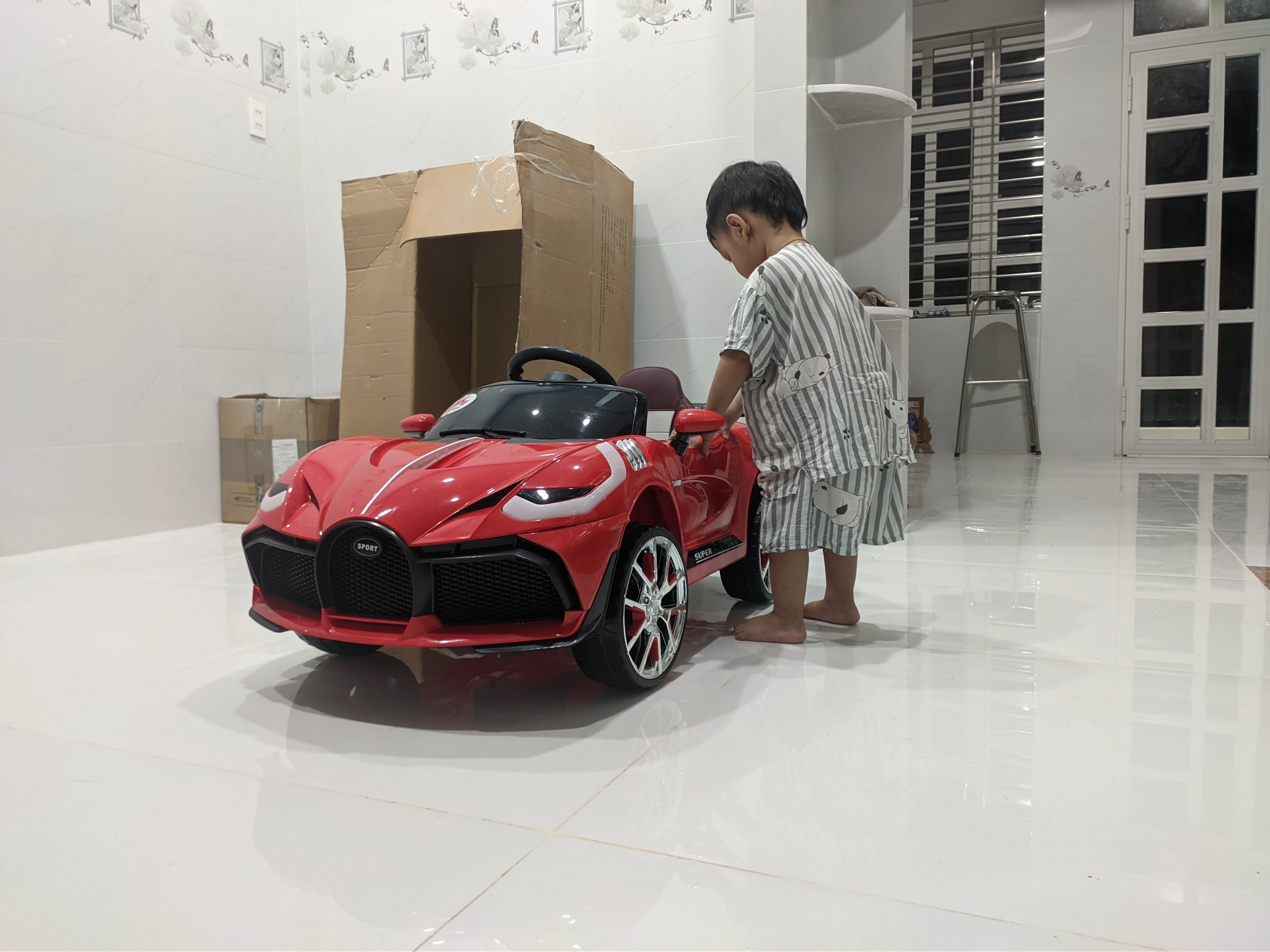 Thanh niên flex siêu xe đồ chơi xịn xò làm dân tình phải trầm trồ! ✨