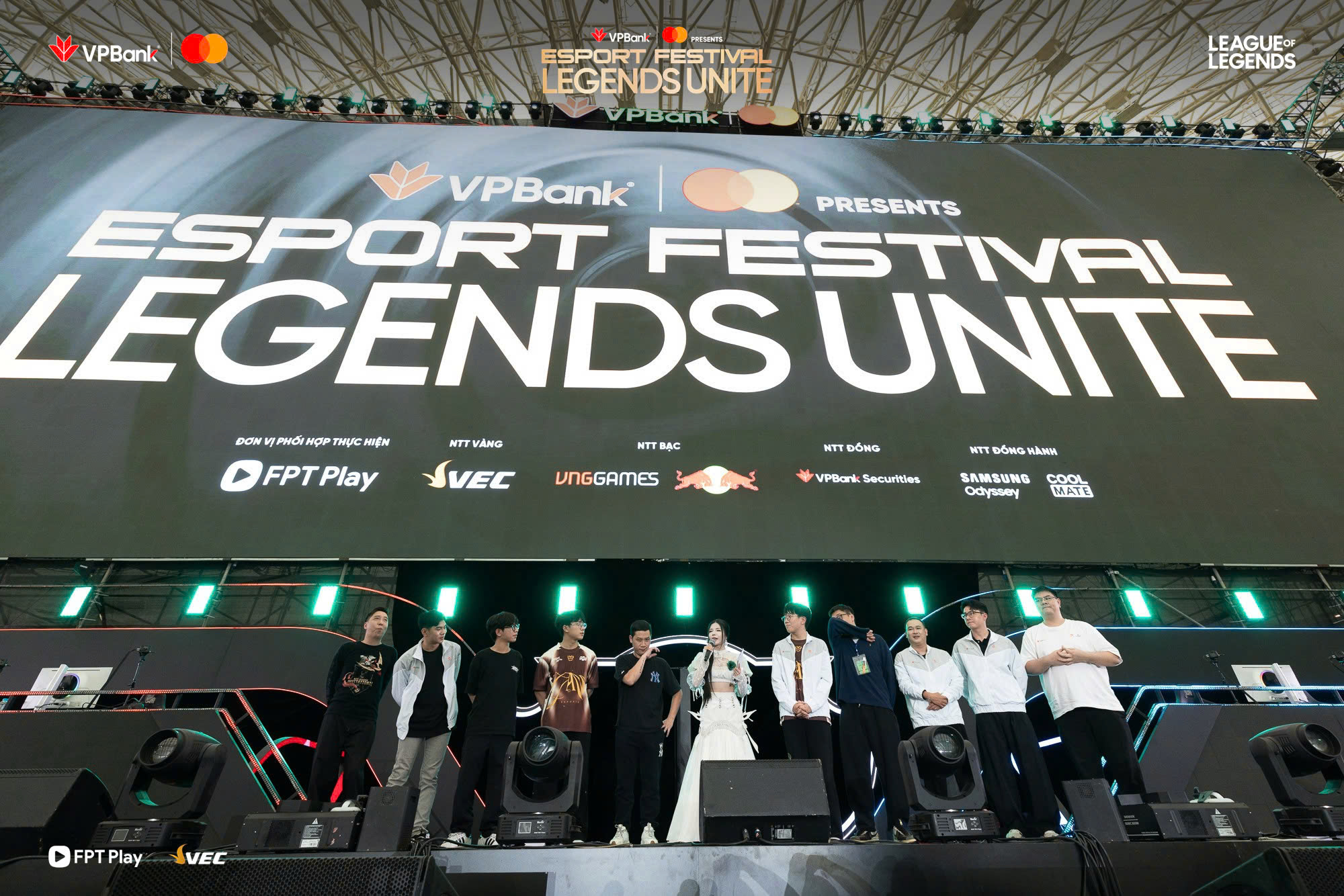 Faker và T1 đổ bộ Việt Nam: Lễ hội eSports lịch sử khiến cả cộng đồng game thủ "nổ tung"
