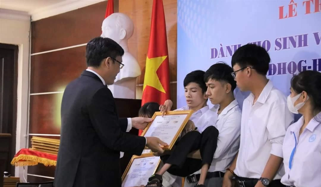 ĐHQG TP.HCM trao 1,7 tỷ đồng học bổng cho sinh viên có hoàn cảnh đặc biệt khó khăn