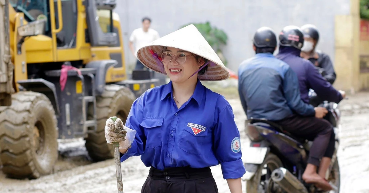 Sinh viên Huế cứu trợ mùa mưa lũ: Khi thanh xuân tỏa sáng giữa khó khăn