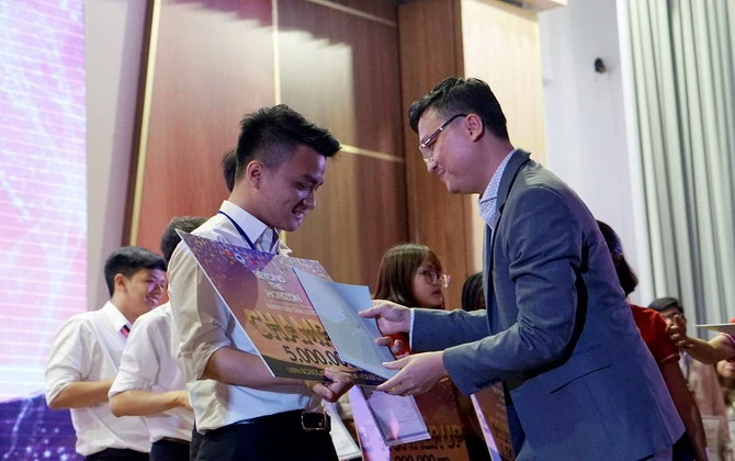 Top 4 "chiến thần" sáng nhất cuộc thi Chiến lược kinh doanh 2019 đã lộ diện rồi đây! ✨