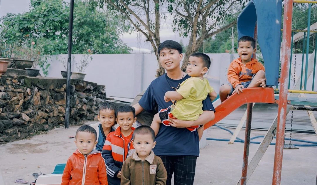 Chàng photographer 25 tuổi bỏ nghề giáo viên để đi tình nguyện "solo" khắp nơi