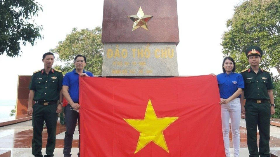 Cột cờ Tổ quốc chính thức "về tay" đảo Thổ Châu rồi nè!
