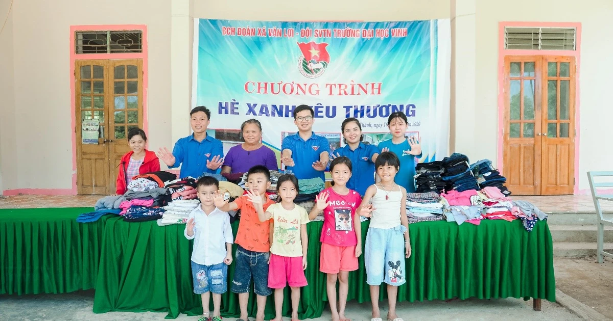 Màu áo xanh tình nguyện của sinh viên Đại học Vinh đang làm "náo loạn" khắp mọi miền đất nước