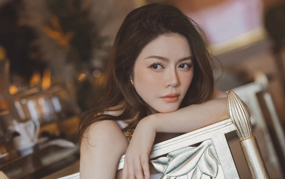 Lý Nhã Kỳ khoe body căng đét, dát toàn hàng hiệu trăm triệu xuống phố khiến dân tình choáng váng