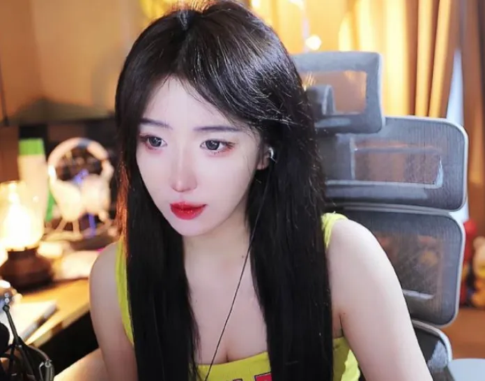 Nữ streamer than thở làm việc đến 5-6 giờ sáng mới ăn được bữa đầu tiên, cộng đồng mạng phản ứng cực gắt