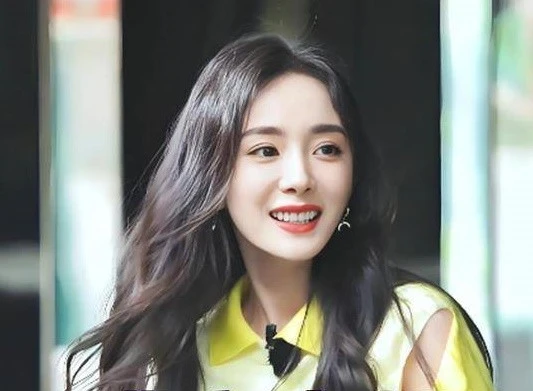 Dương Mịch cố nín cười thành trend khắp MXH, visual lạnh lùng nhưng sao cute thế này?