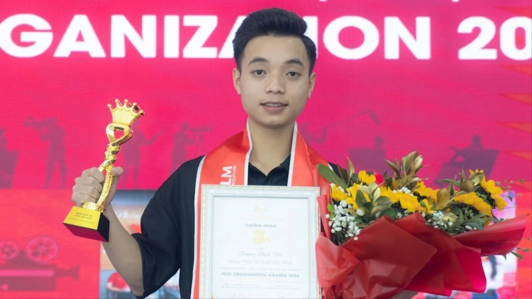 Từ "thằng đội sổ" điểm Văn 2.8 đến anh trai quay phim hot hit: Màn lột xác "gắt" nhất năm