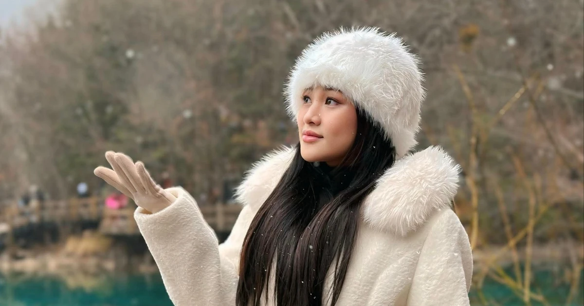 Hot girl làng hài Trà Ngọc bật khóc nhớ tuổi thơ phải tự lập vì gia đình khó khăn