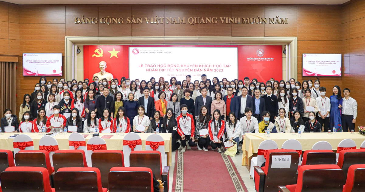 ĐH Ngoại thương trao 182 suất học bổng cho sinh viên vượt khó - Món quà Tết ý nghĩa trước thềm Xuân Quý Mão ✨