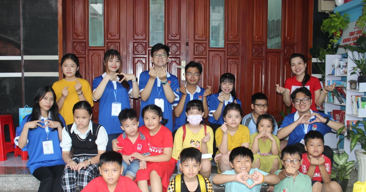 Những thầy cô 'Gia sư áo xanh' siêu nhiệt huyết ở xóm trọ công nhân