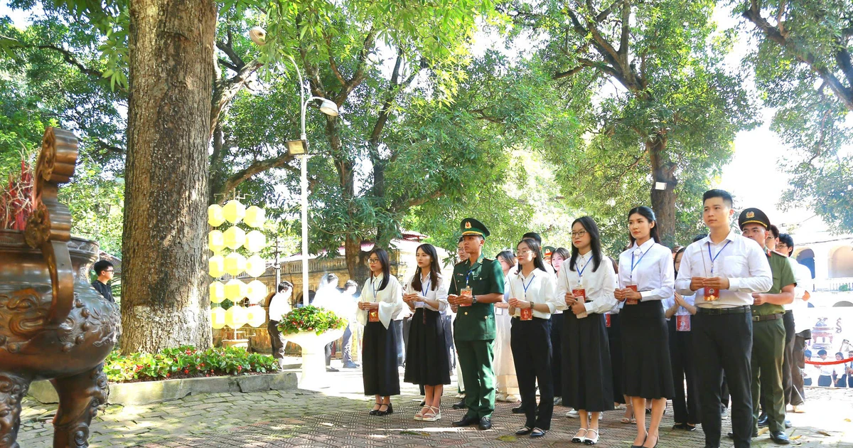 100 thủ khoa đỉnh cao báo công tại Hoàng thành: Hà Nội vinh danh những tài năng trẻ quá xịn ✨