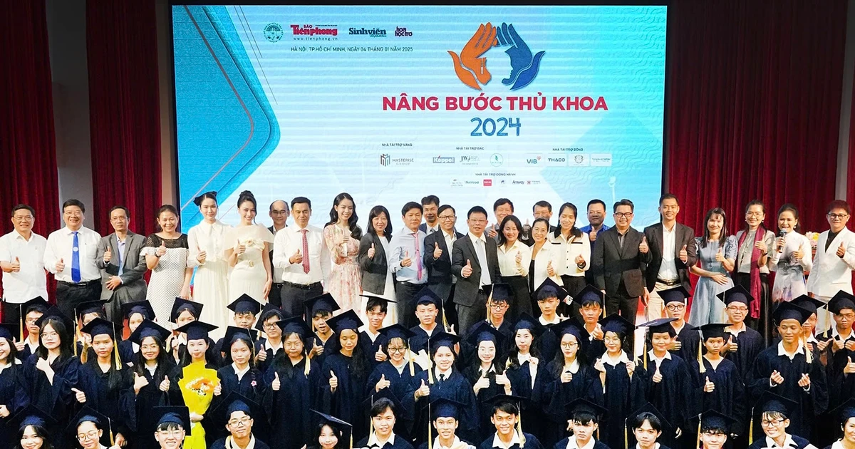 65 sinh viên giỏi nhất về Sài Gòn rinh học bổng "Nâng bước thủ khoa 2024" xịn xò quá trời! ✨