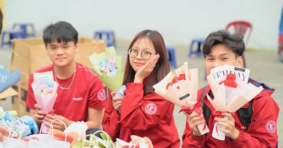 Ngày 8/3 ý nghĩa hơn khi sinh viên bán hoa gây quỹ từ thiện