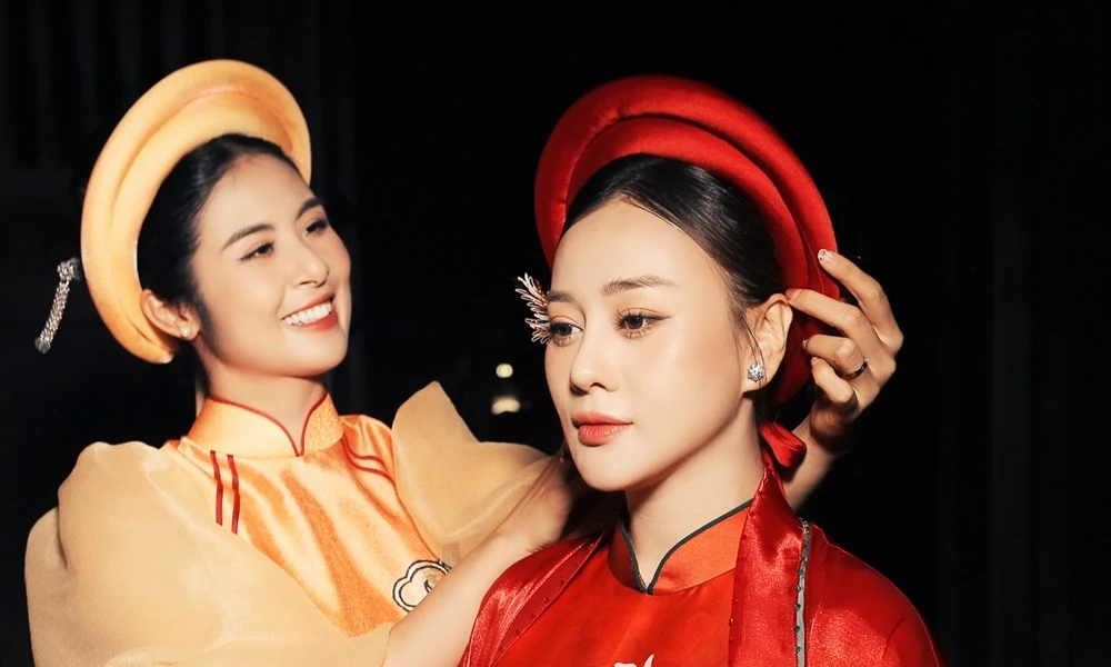 Bầu song thai tháng thứ 5 mà Phương Oanh vẫn catwalk cực xịn cho bạn thân Ngọc Hân