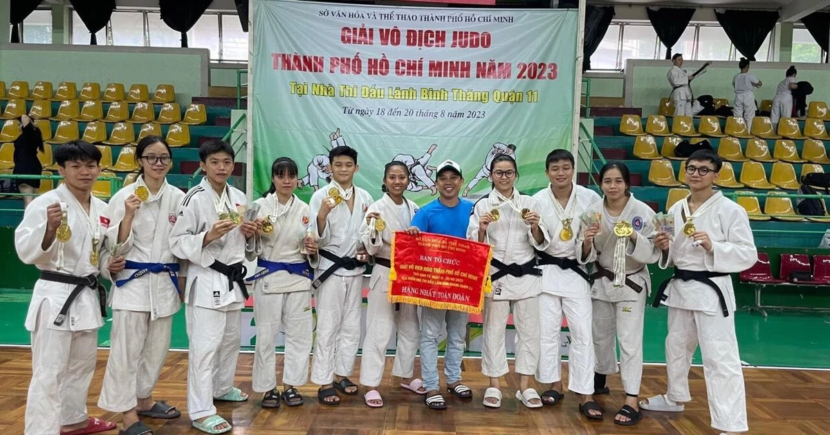 Thầy giáo trẻ cày 12 năm dạy võ miễn phí cho trẻ em nghèo, nghe mà thấy đỉnh quá!