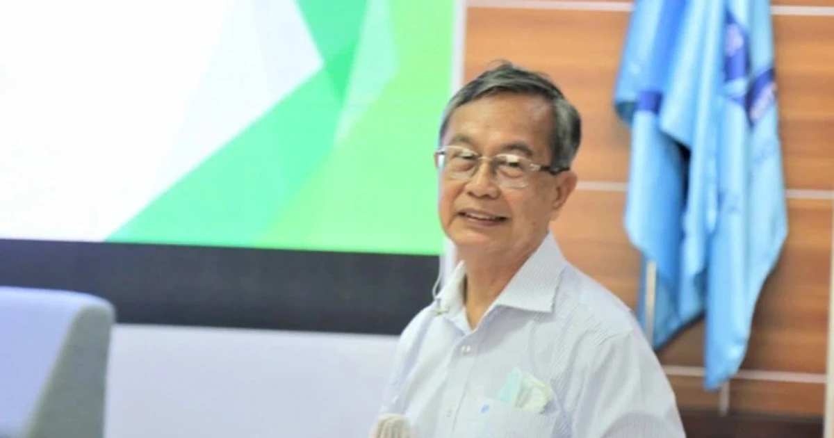 Thầy giáo rút sạch tiền tiết kiệm gửi vùng lũ, từng ủng hộ học trò hàng tỷ đồng khiến ai cũng phải thán phục