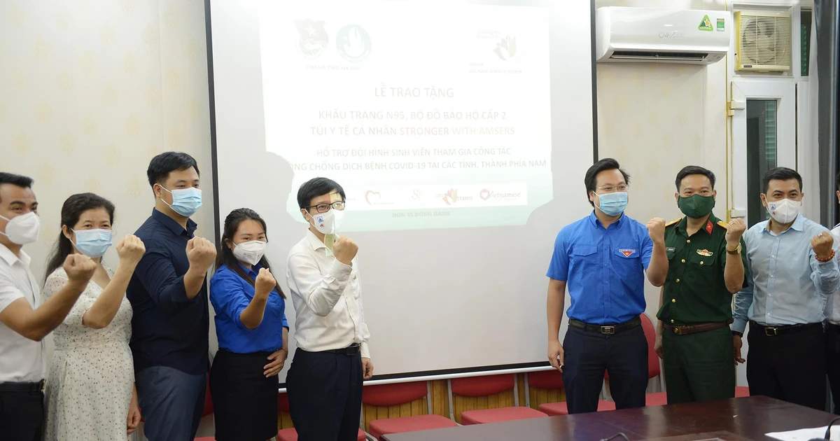 Gửi yêu thương đến các chiến binh áo trắng: Trao tặng vật tư y tế cho tình nguyện viên chống COVID-19