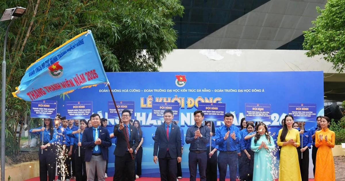 Tuổi trẻ Đà Nẵng dâng hương tri ân, trao tặng công trình "Tủ sách yêu thương" siêu ý nghĩa