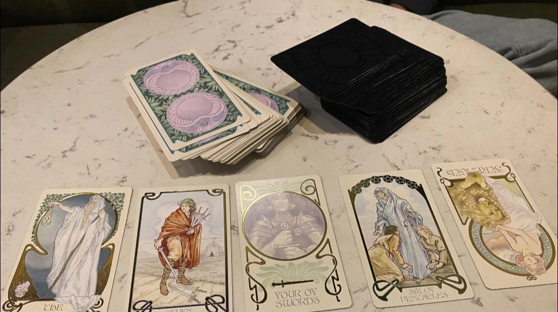 Gen Z đổ xô đi xem Tarot: Tìm an ủi hay đang tự đánh mất bản thân?