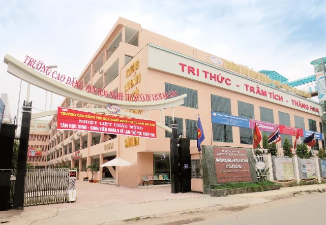 Tạm dừng cưỡng chế tài sản trường CĐ Văn hóa Nghệ thuật và Du lịch Sài Gòn - Drama tạm lắng!