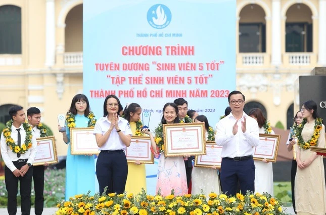Hội Sinh viên TP. HCM mở cổng đăng ký danh hiệu 'Sinh viên 5 tốt' 2024 rồi nè các bạn ơi! ✨