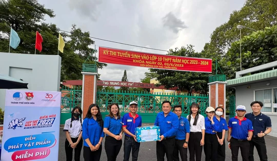 Tỉnh Đoàn Đồng Nai thăm hỏi, tặng quà các chiến sĩ tình nguyện "Tiếp sức mùa thi"