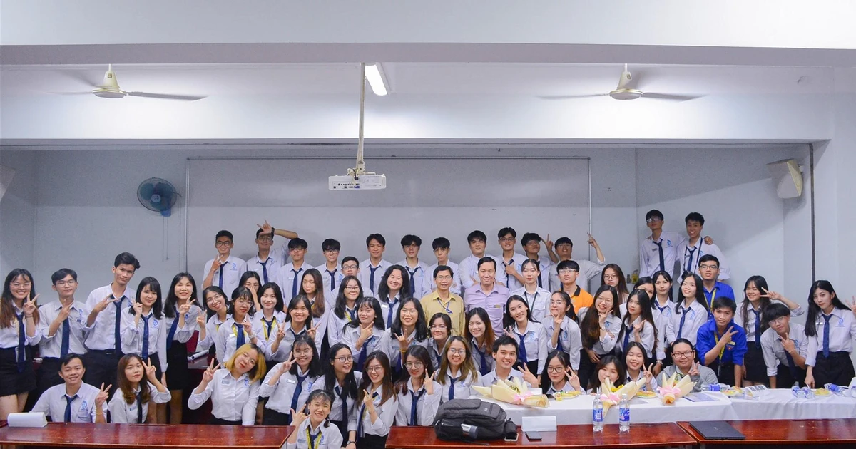 Nữ sinh giật giải thủ khoa ĐH Kinh tế Luật với 28,85 điểm: Xịn xò quá trời! ✨
