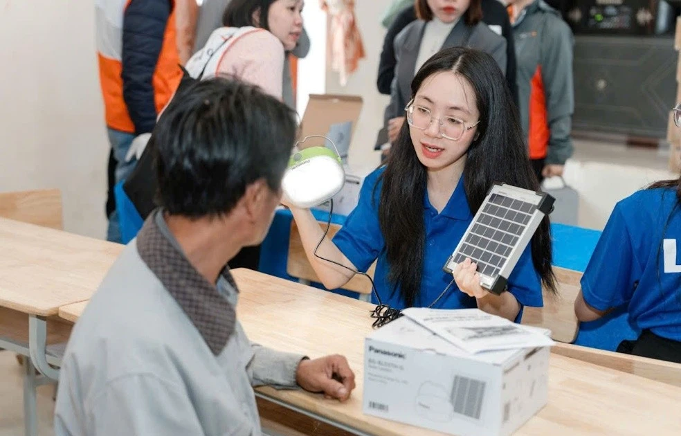Panasonic Việt Nam trao tặng 510 đèn năng lượng mặt trời cho xã biên giới tỉnh Quảng Trị – Thắp sáng ước mơ cho các em nhỏ vùng cao
