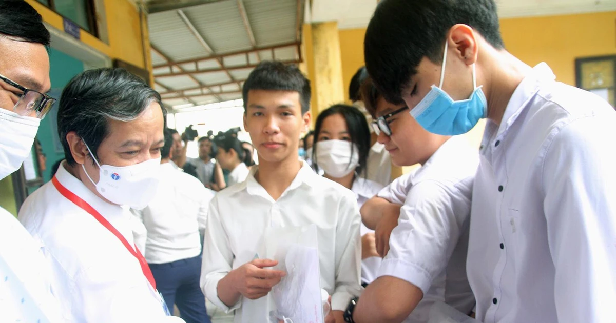 Bộ trưởng Nguyễn Kim Sơn xuống điểm thi động viên thí sinh và thầy cô trước giờ G