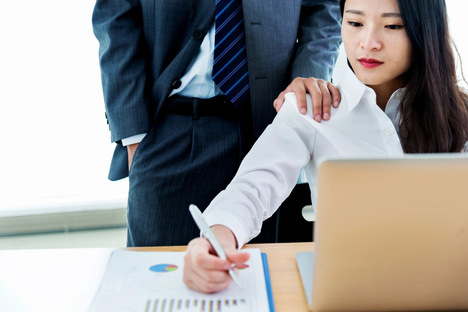 Đang cày cuốc giờ làm, bị sếp vỗ vai bất ngờ, cô nhân viên phản ứng cực mượt, hôm sau tăng lương luôn
