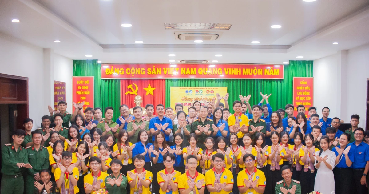 Xuân này chill phết: Đoàn viên, sinh viên và anh bộ đội cùng quẩy tưng bừng trong "Xuân Chiến sĩ"