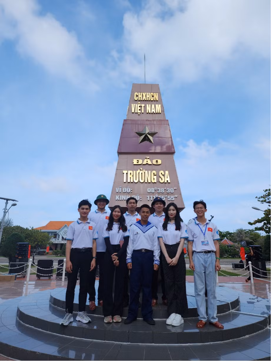 4d6481ba9e494a6c3690.jpg