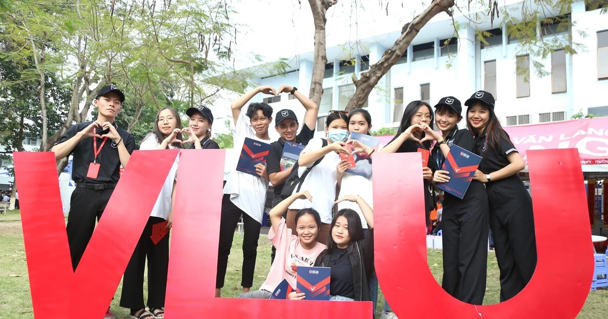 ĐH Văn Lang vừa thả điểm chuẩn 49 ngành - Check ngay kẻo lỡ! ✨