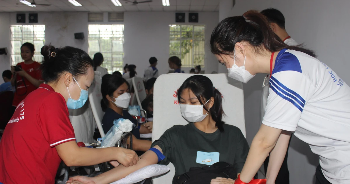 Chương trình 'Chủ nhật Đỏ' đổ bộ Học viện Hàng không - Gen Z chứng minh 'máu nóng' theo đúng nghĩa đen