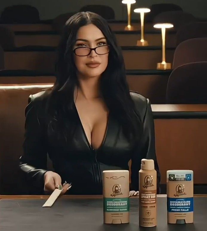 Megan Fox tái xuất với visual "cháy quá trời" ở tuổi 39, netizen phải thốt lên: "Bà mẹ 4 con mà body vẫn xịn sò thế này sao?"