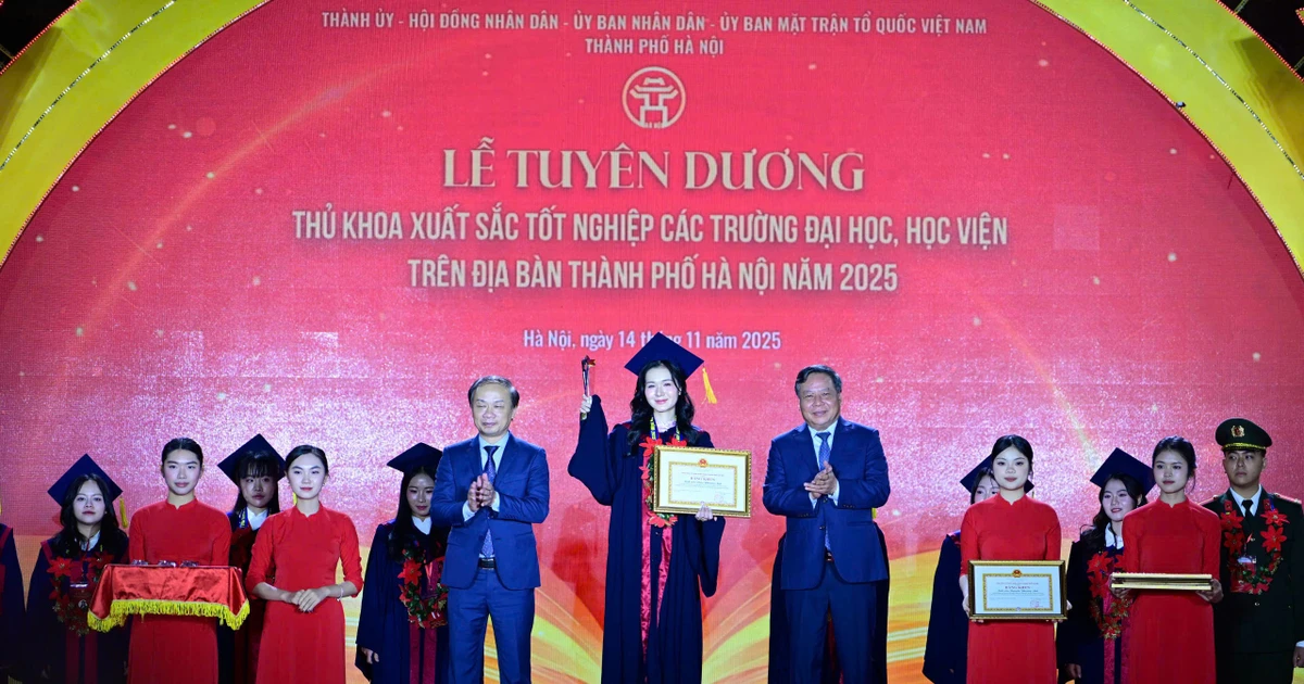 Hà Nội vinh danh 95 thủ khoa đỉnh của chóp năm 2025 ✨